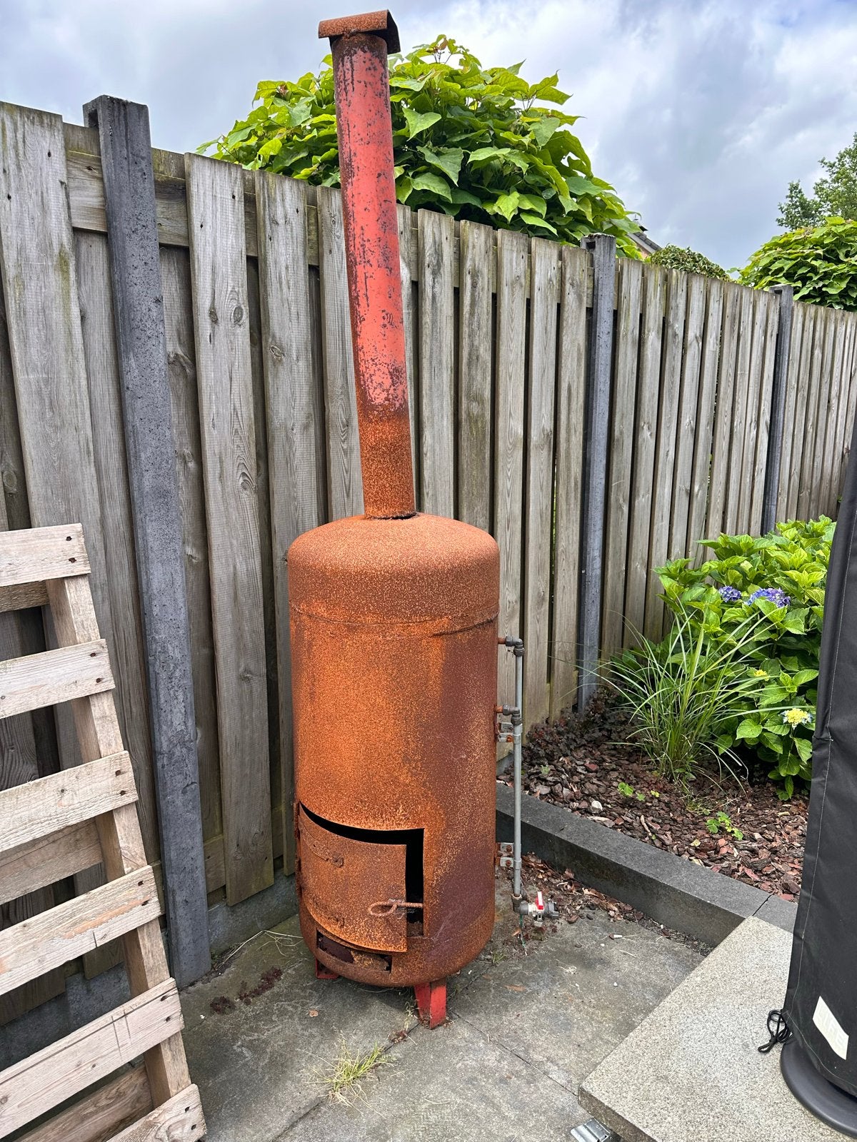 Buitenhaard met expansievat voor zwembadverwarming, Ophalen, Gebruikt, Vuurton