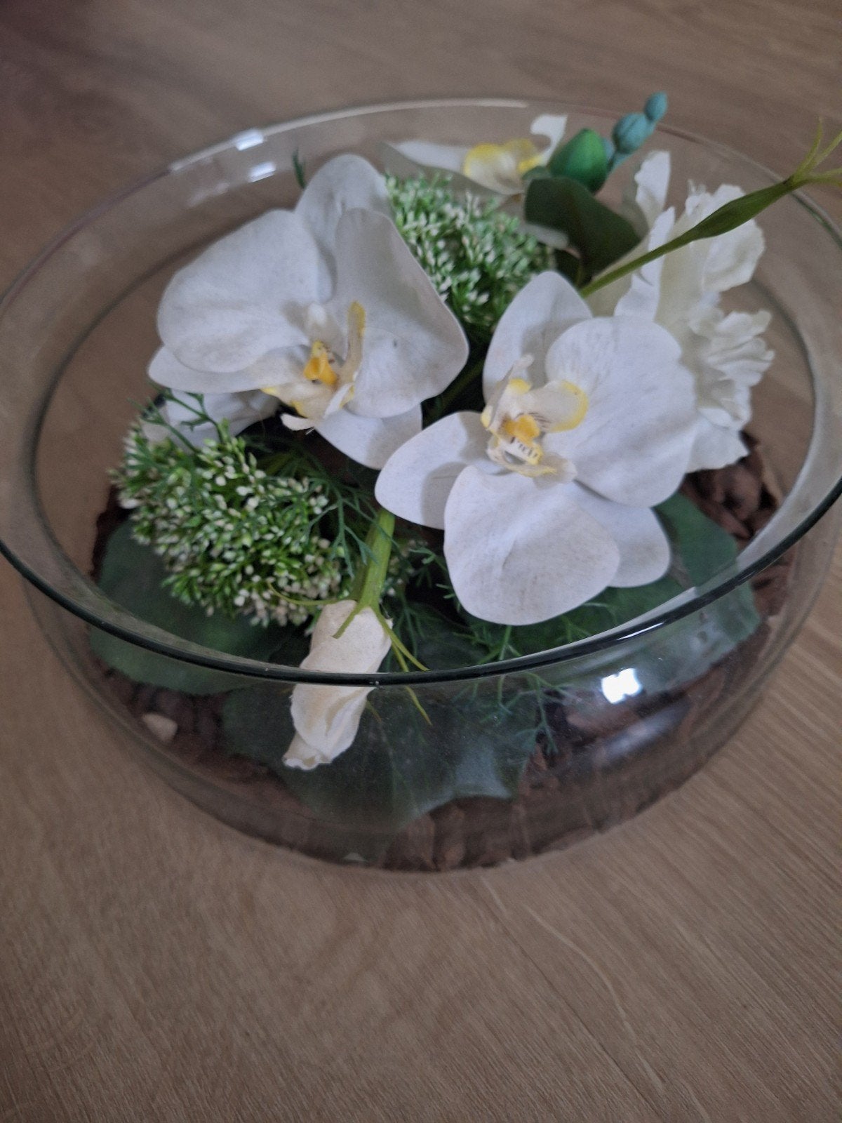 Kunstbloemstuk met witte orchideeën in glazen schaal, Ophalen of Verzenden