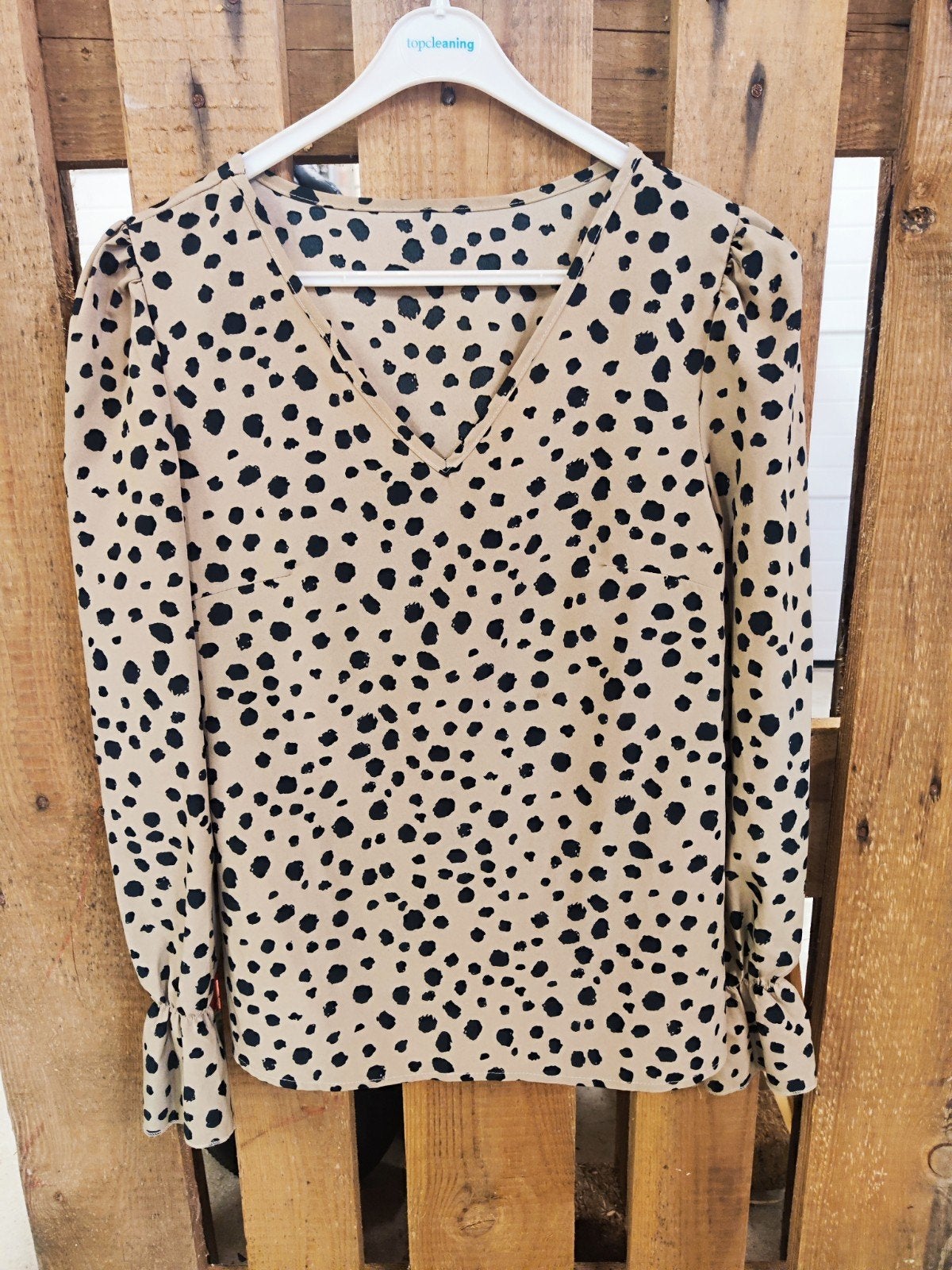 Beige blouse met zwarte stippen - Maat M, Maat 38/40 (M), Beige, Ophalen of Verzenden, Zo goed als nieuw