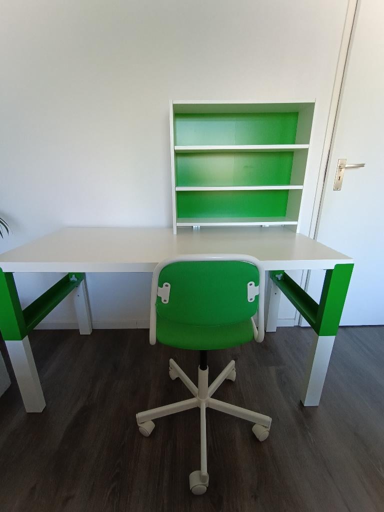 Fijn Ikea kinderbureau (in hoogte verstelbaar), Ophalen, Gebruikt, Tafel(s) en Stoel(en)