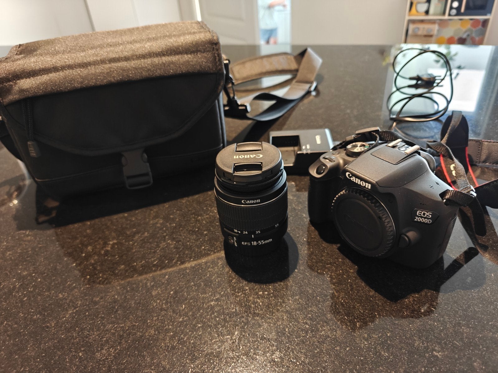 Canon EOS 2000D Spiegelreflexcamera met EF-S 18-55mm lens, Canon, Ophalen of Verzenden, Zo goed als nieuw, 4 t/m 7 keer
