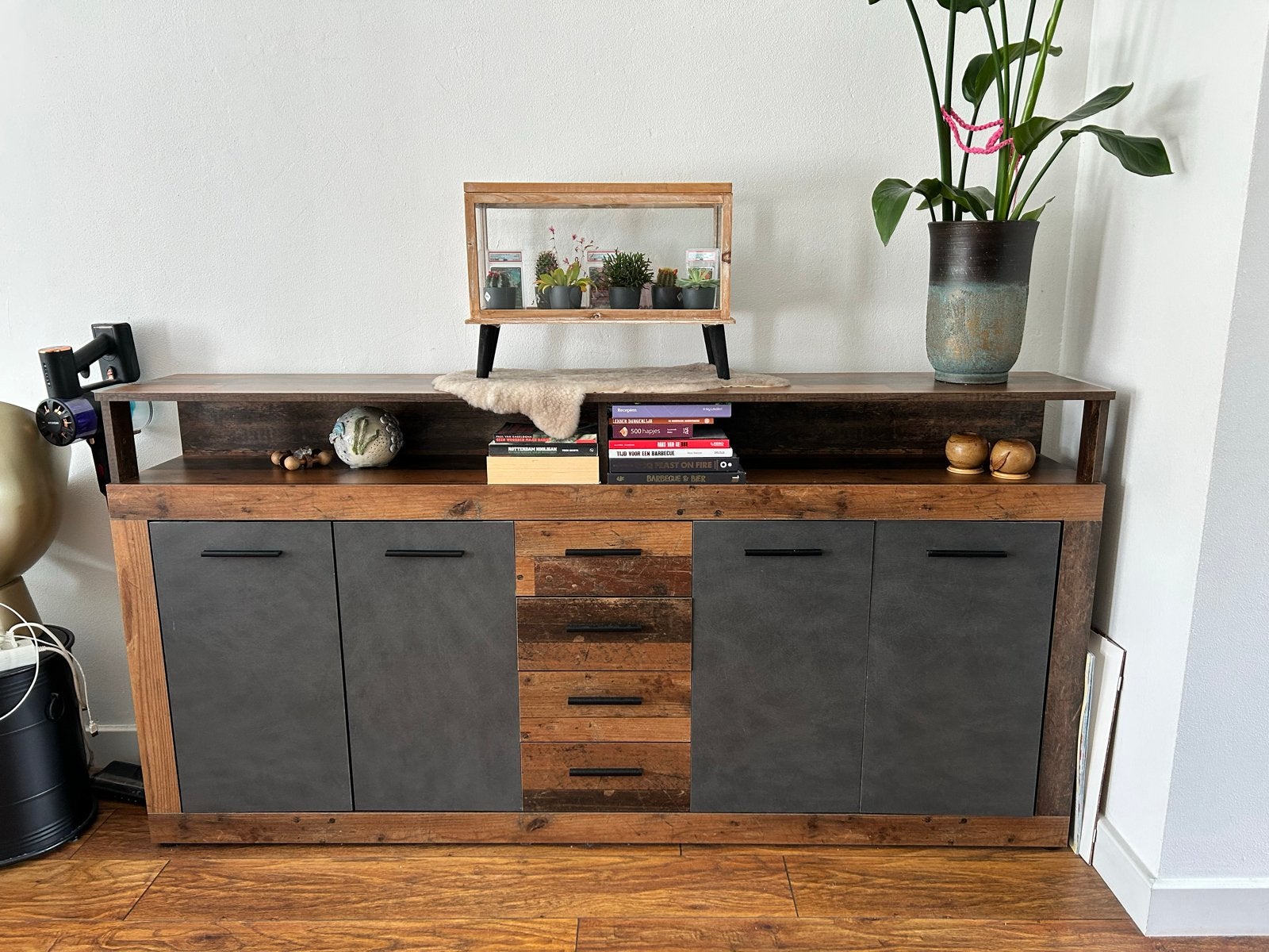 Houten kast met 4 grijze deurtjes en 4 laatjes, Huis en Inrichting, Kasten | Dressoirs, Ophalen, Gebruikt, 150 tot 200 cm, Met lade(s)