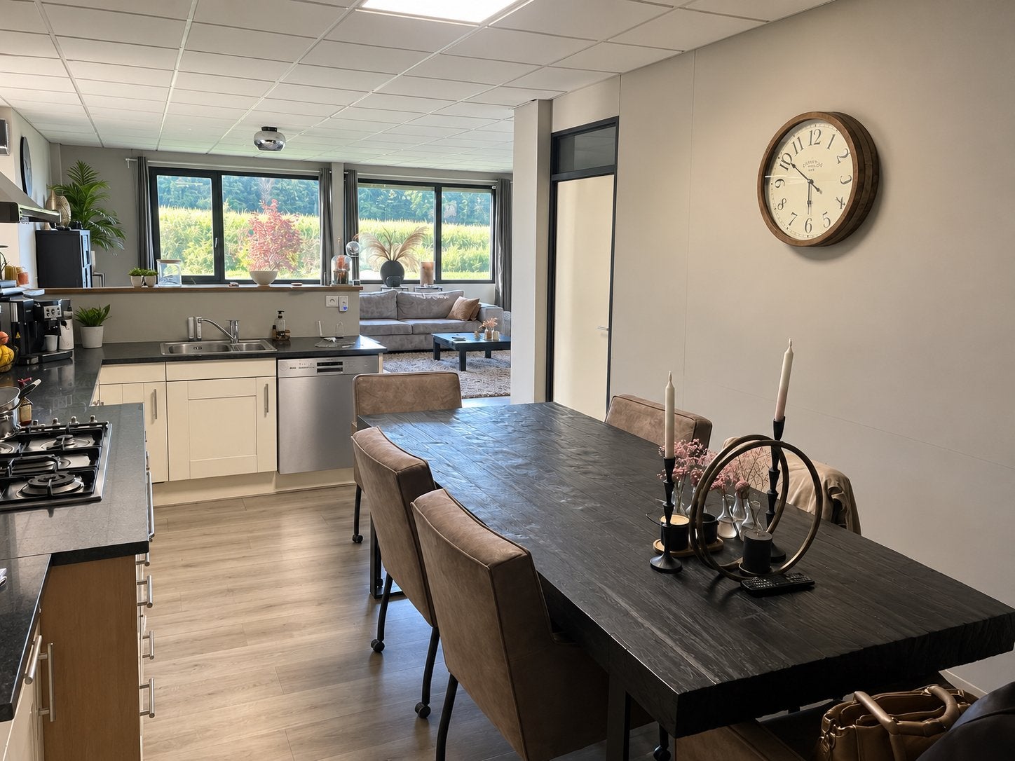 Foto 7 van Zeer ruime luxe woonunit 175 m2 met airco--CV-bedrijfsruimte