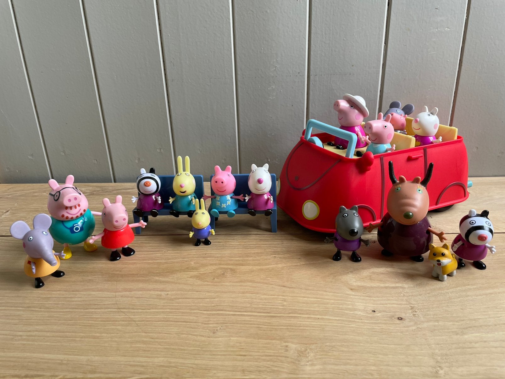 Peppa Pig auto + geluid, 17 😳😳 figuren +  2 bankjes Hasbro, Ophalen of Verzenden, Gebruikt