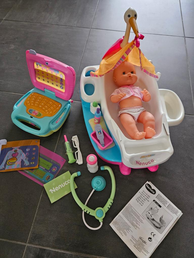 Couveuse pop incl laptop en doktersspullen van Nenuco, Kinderen en Baby's, Speelgoed | Poppen, Ophalen, Zo goed als nieuw, Babypop