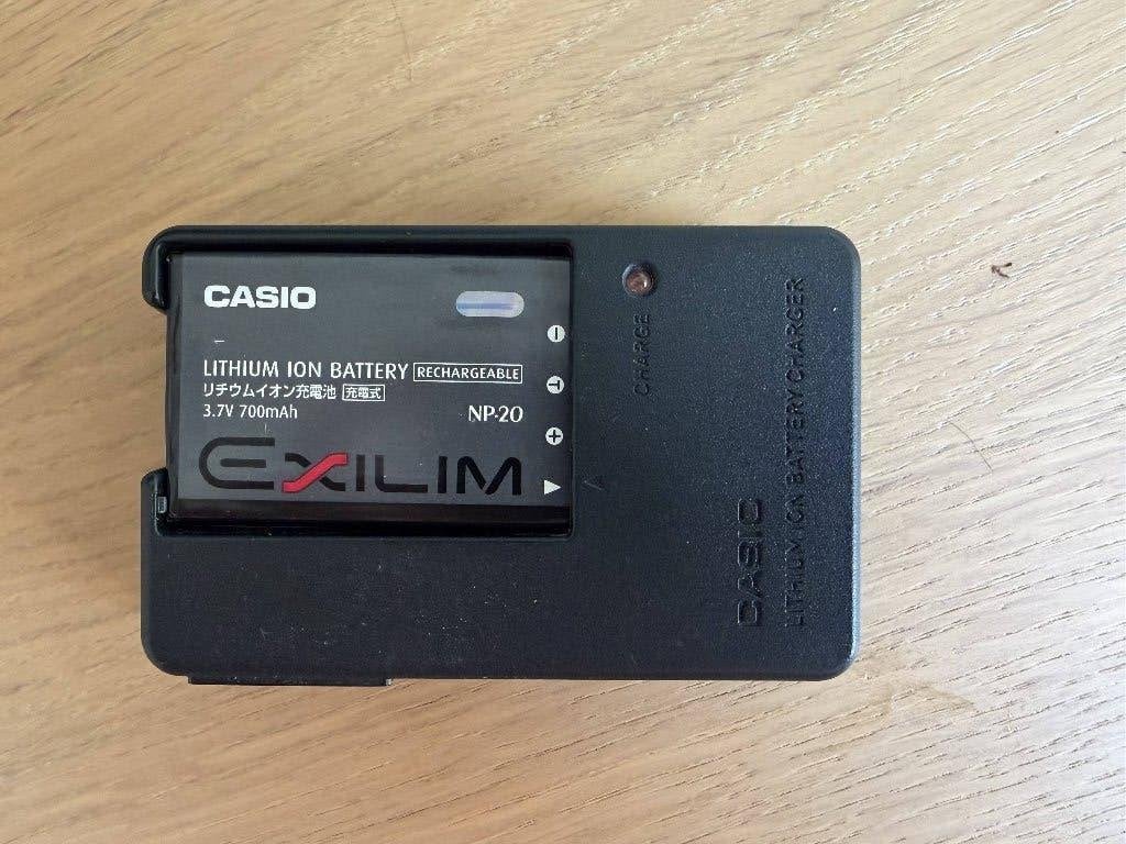 Casio BC-11L oplader en NP-20 batterij, Gebruikt, Opladen via netstroom, Ophalen of Verzenden, Casio