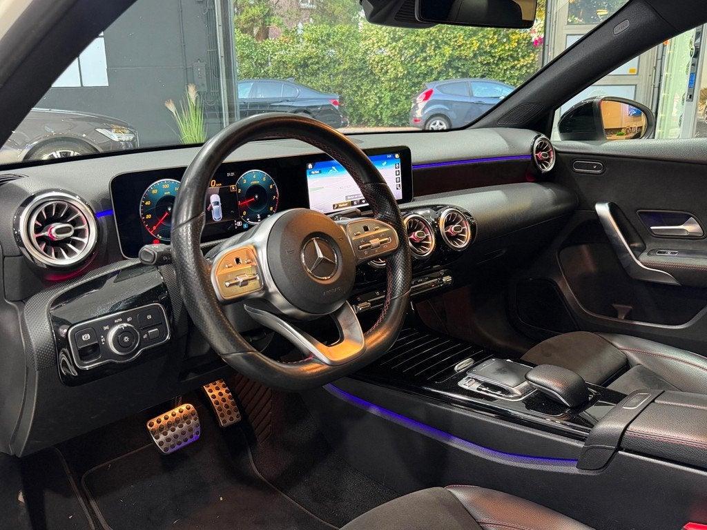 Mercedes-Benz A-klasse 200 Premium Plus AMG|PANO|Sfeer|CAM|D, Auto's, Gebruikt, Euro 6, 4 cilinders, Bedrijf
