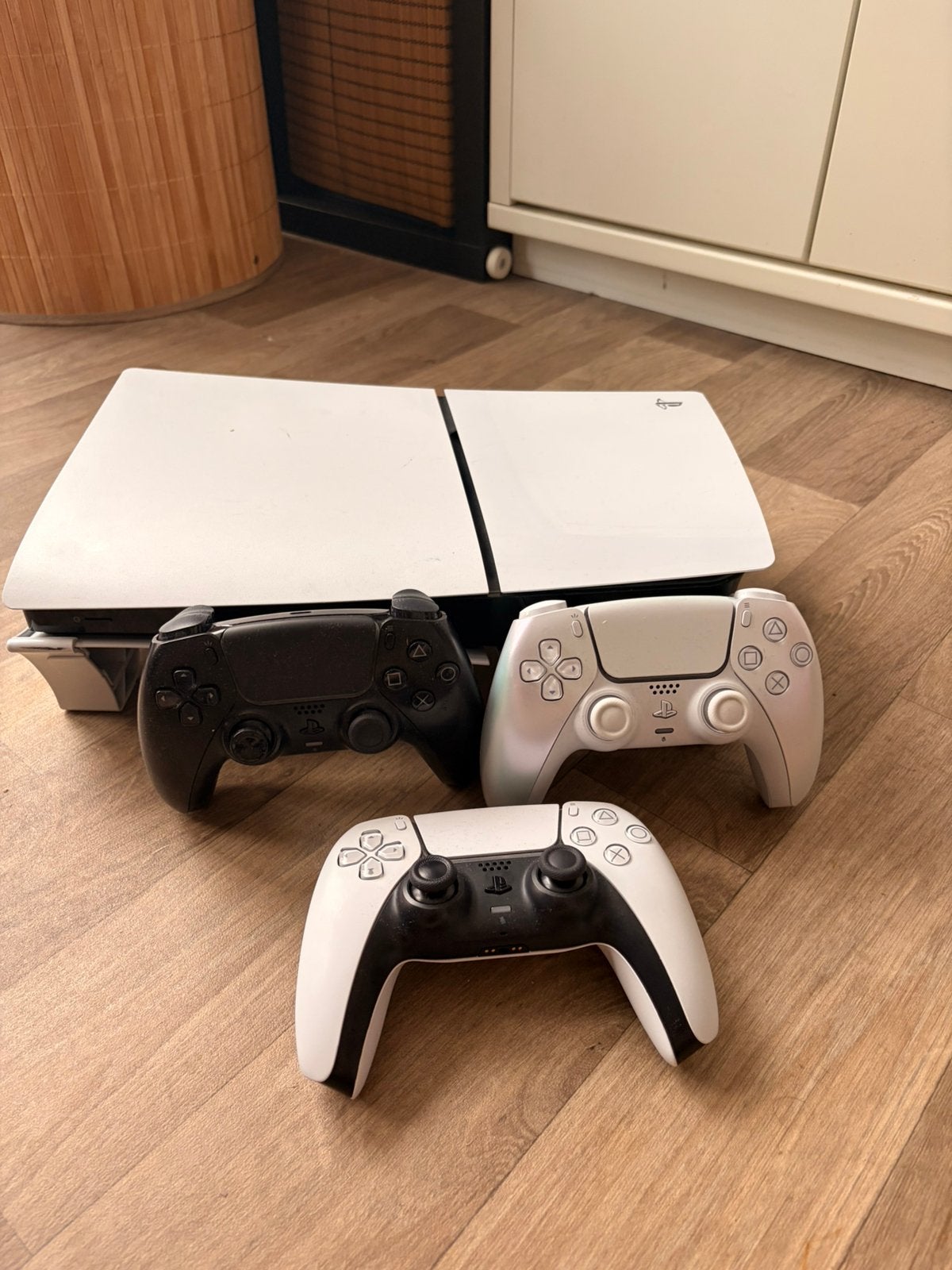 PlayStation 5 Slim – 850GB – 3 controllers, Spelcomputers en Games, Ophalen, Zo goed als nieuw