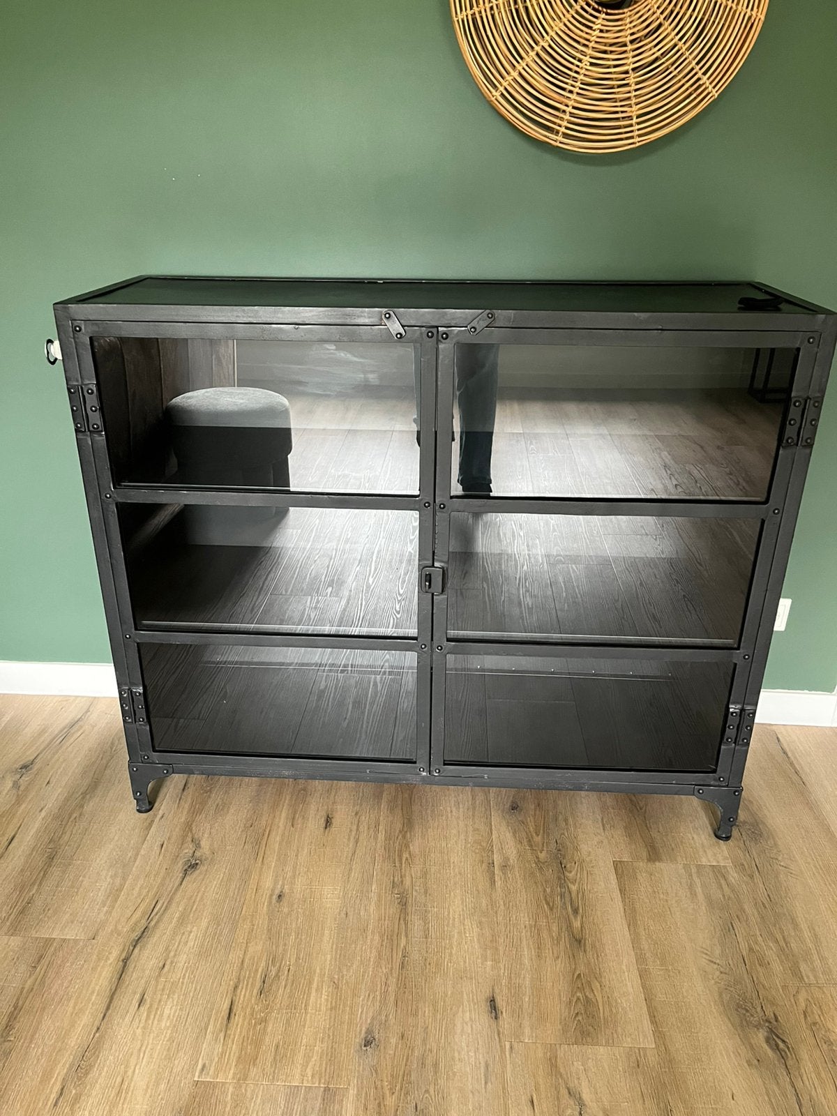 Nog hele nette metalen vitrinekast  kleur zwart, Huis en Inrichting, Ophalen, Met deur(en), 100 tot 150 cm, Zo goed als nieuw