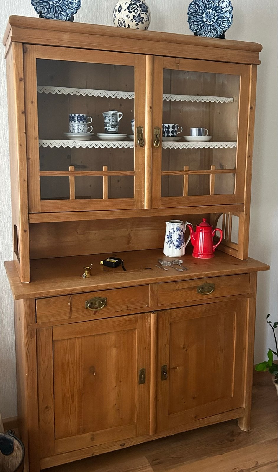 Massief grenen buffetkast met vitrine te koop tot 8-8, Ophalen