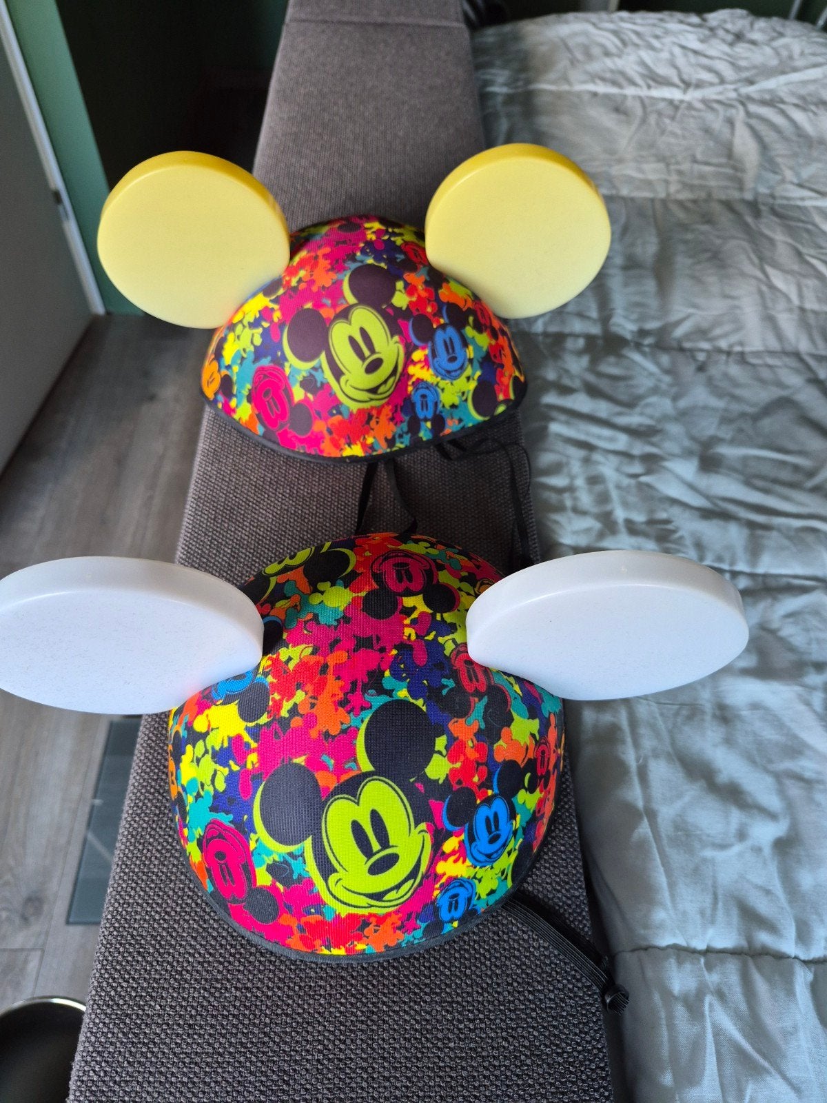 Mickey Mouse petjes met lichtgevende oren uit Euro Disney, Verzamelen, Ophalen, Mickey Mouse, Gebruikt, Kleding of Textiel