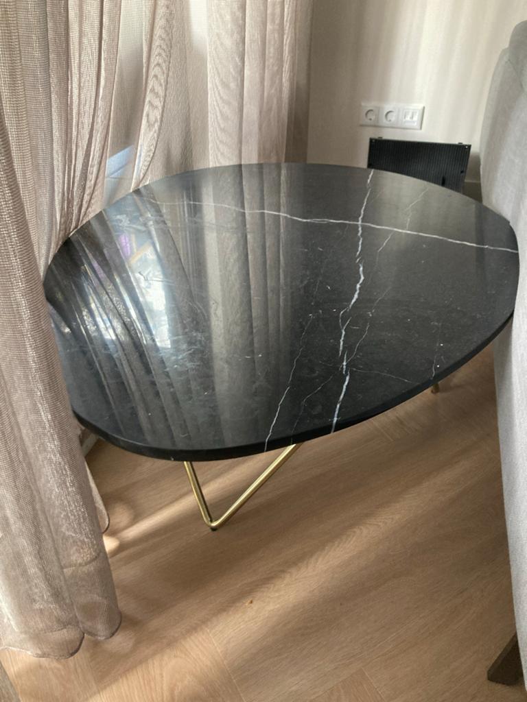 Furnified Richard marmeren salontafel, gouden poten, Ophalen, 50 tot 100 cm, Zo goed als nieuw, Metaal