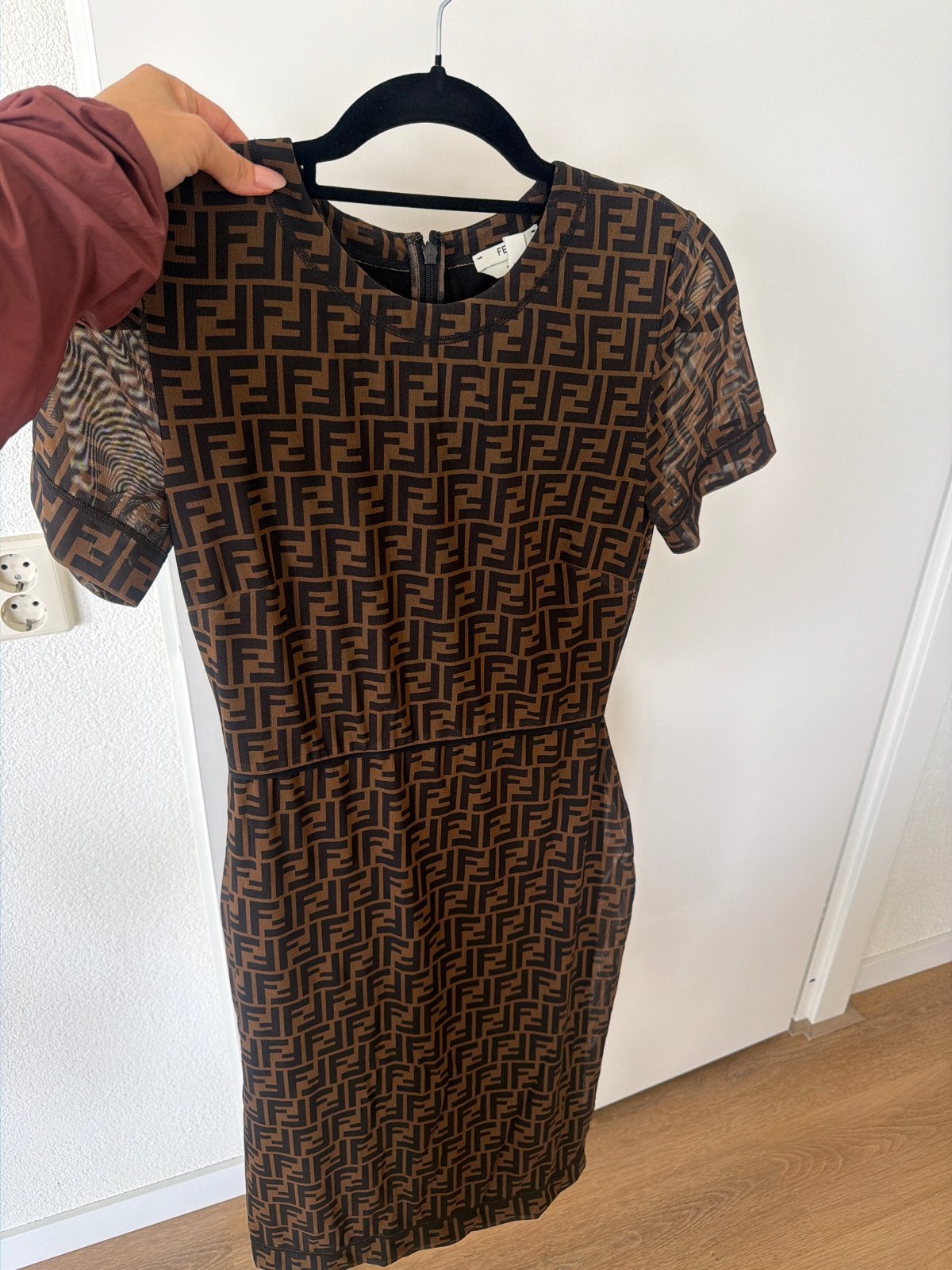 Fendi FF Logo Jurk - Zo goed als nieuw, Maat 38/40 (M), Bruin, Ophalen of Verzenden, Zo goed als nieuw