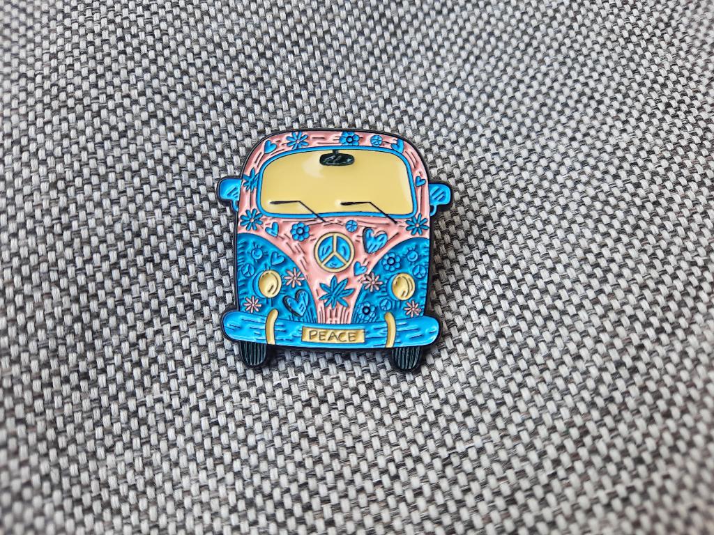 1 kleurijke pin van een Hippie Bus te koop, Ophalen of Verzenden, Nieuw, Overige onderwerpen, Speldje of Pin