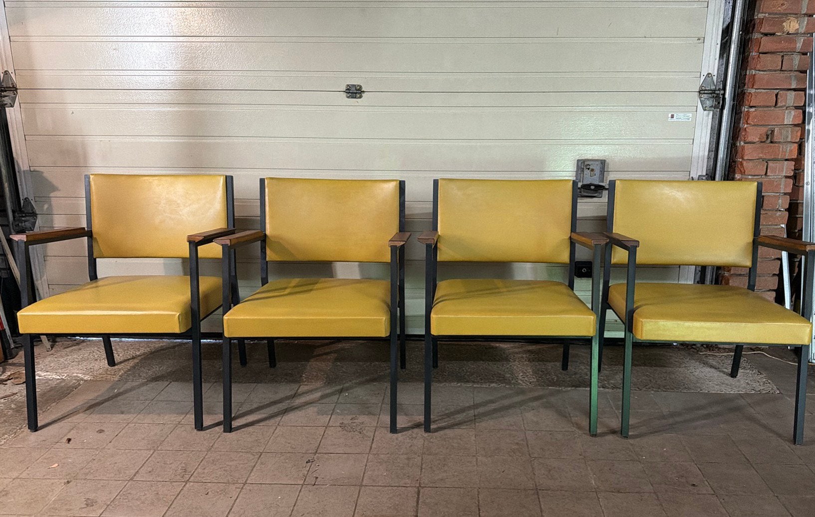 Gijs van der Sluis voor Tijsseling stoelen, Ophalen