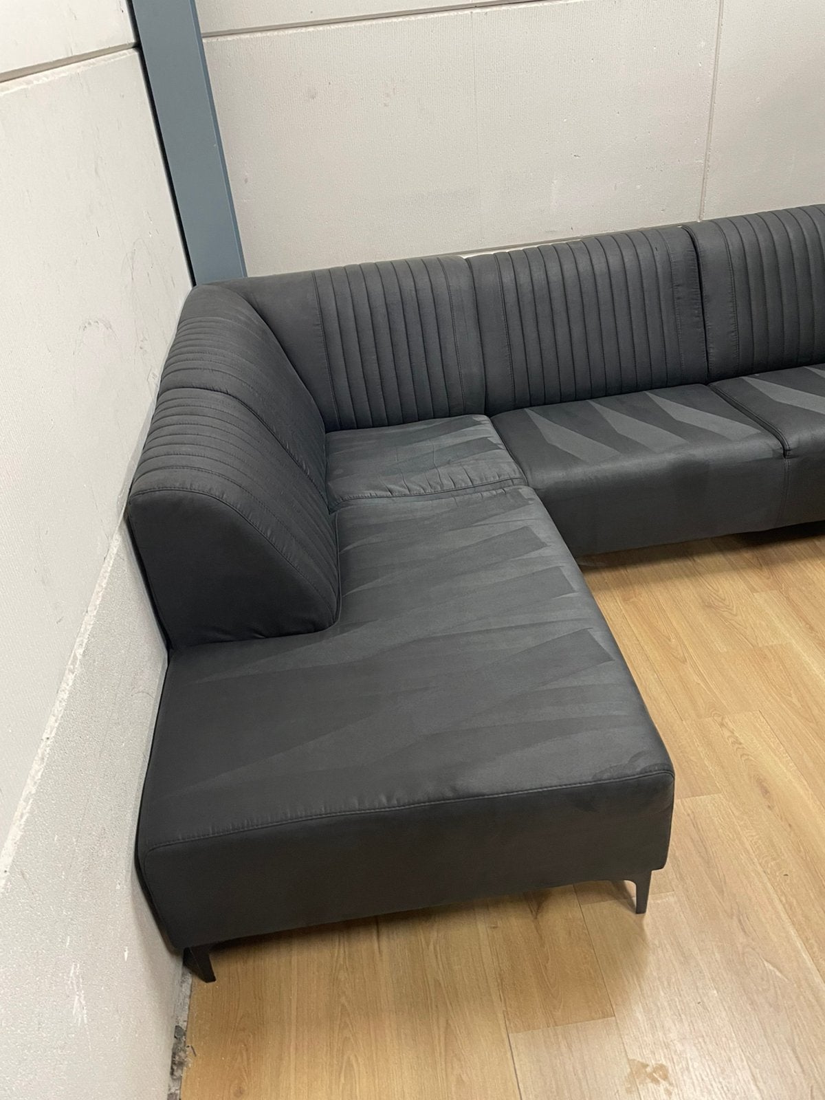 Mooie luxe suede antraciet zwarte hoekbank - GEREINIGD!!!, Huis en Inrichting, Banken | Bankstellen, Ophalen, 250 tot 300 cm, Luxe
