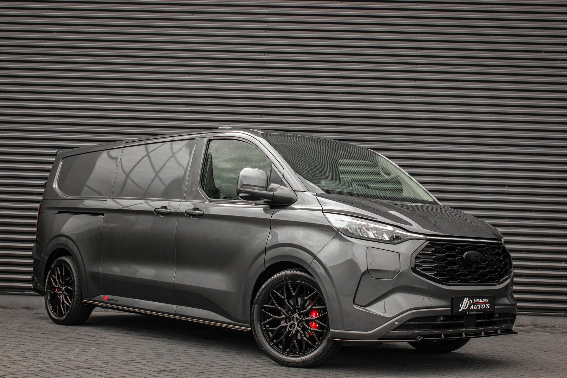 Ford E-Transit Cust. L2H1 Limited 71kWh 218PK 3-ZITS / JB-ED, Automaat, Dealer onderhouden, Achterwielaandrijving, Zwart
