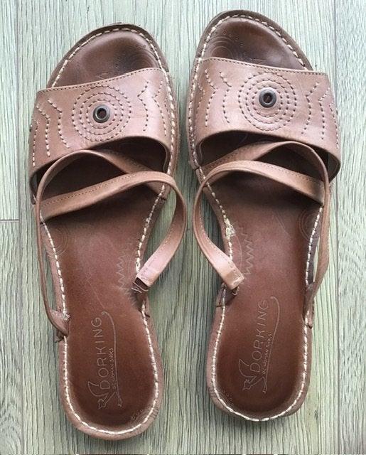leren slippers met sierstiksels & laag hakje, mt 39, i.g.st., Slippers, Ophalen of Verzenden, Zo goed als nieuw, Dorking