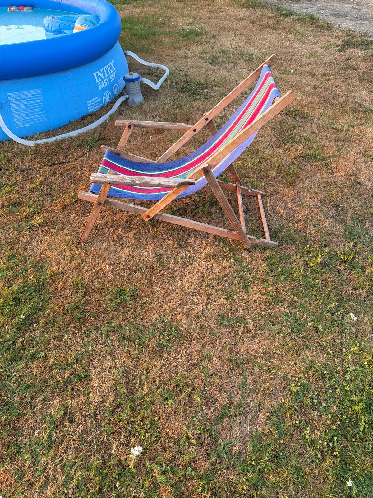 Vintage houten strandstoel met gestreepte stof, Tuin en Terras, Tuinstoelen, Gebruikt, Hout, Inklapbaar, Ophalen