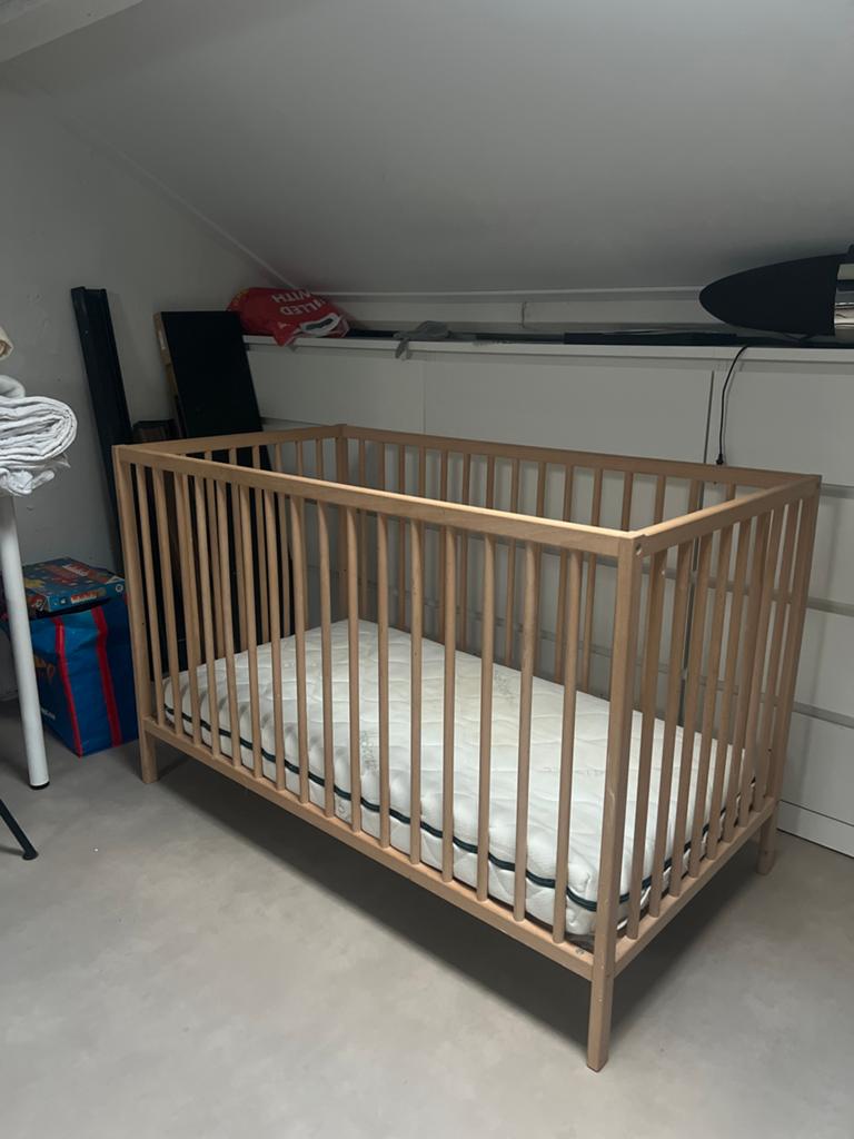 IKEA ledikant met matras en eventueel beddengoed (meisje), Ophalen, Gebruikt, Beige, 190 cm of minder