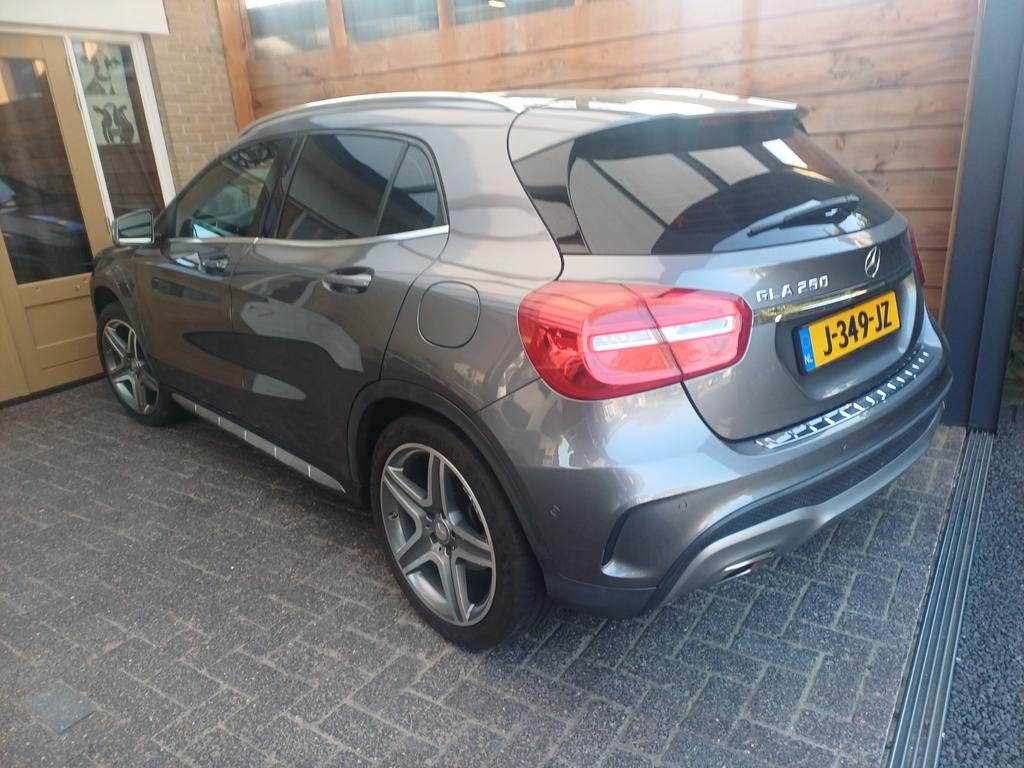 Mercedes-Benz GLA 250 211pk 7G-DCT 2015 Grijs, Auto's, Zwart, 4 cilinders, 75 €/maand, Particulier