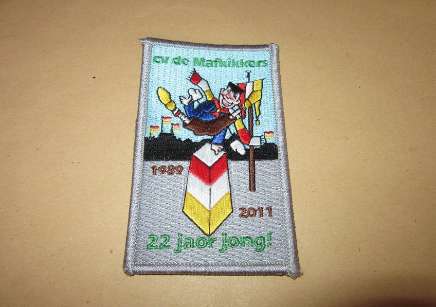 Carnaval embleem Oeteldonk cv de Mafkikkers 22 jaor jong, Verzamelen, Verzenden, Nieuw, Shirt