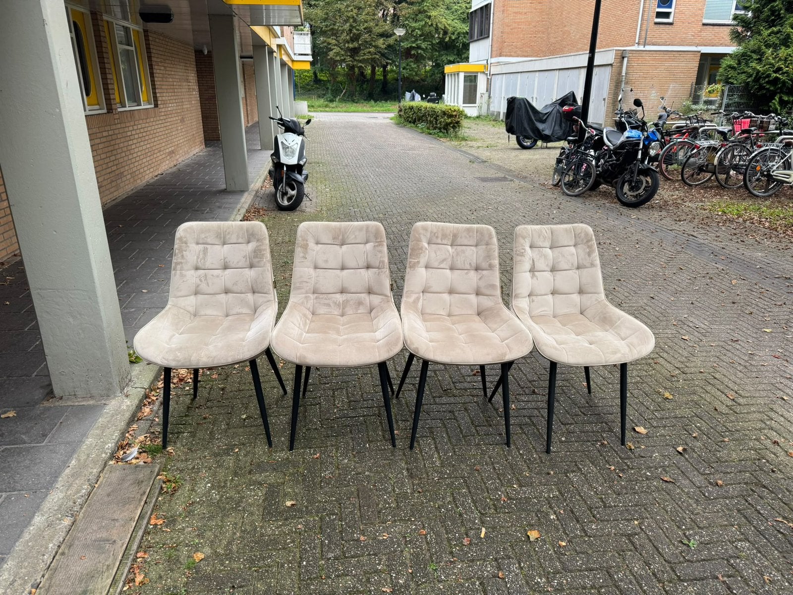 Set van 4 Woonenzo eetkamerstoelen, beige stof, Ophalen, Overige kleuren, Zo goed als nieuw, Vier