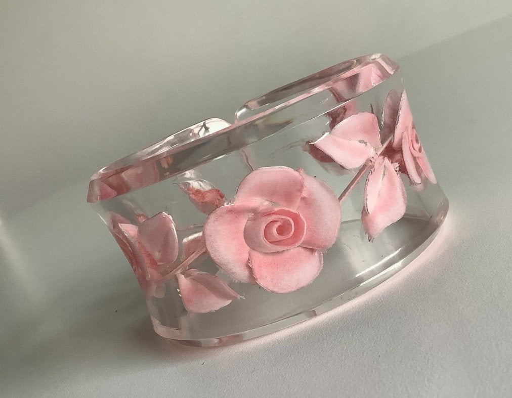 Zeldzame brede vintage carved lucite armband / bangle, Ophalen of Verzenden, Zo goed als nieuw, Roze, Kunststof of Plastic