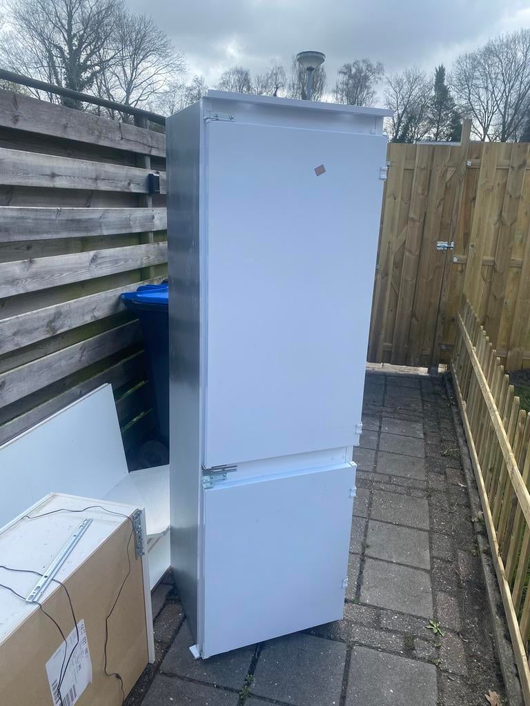 Koelkast met frezer, 200 liter of meer, Zo goed als nieuw, Energieklasse A of zuiniger, 45 tot 60 cm