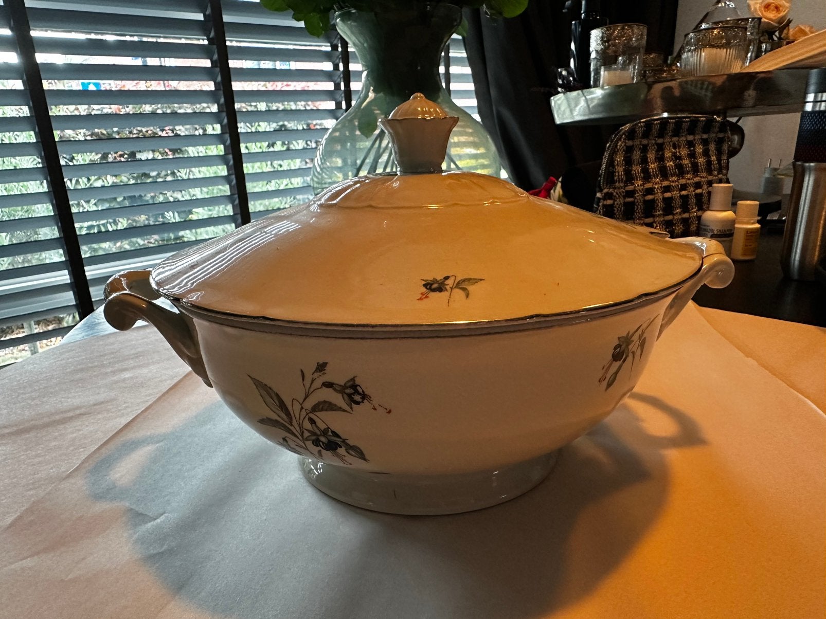 Vintage TK Thun porseleinen soepterrine Fuchsia bloemen, Vintage, Ophalen of Verzenden, Porselein, Schaal of Schalen