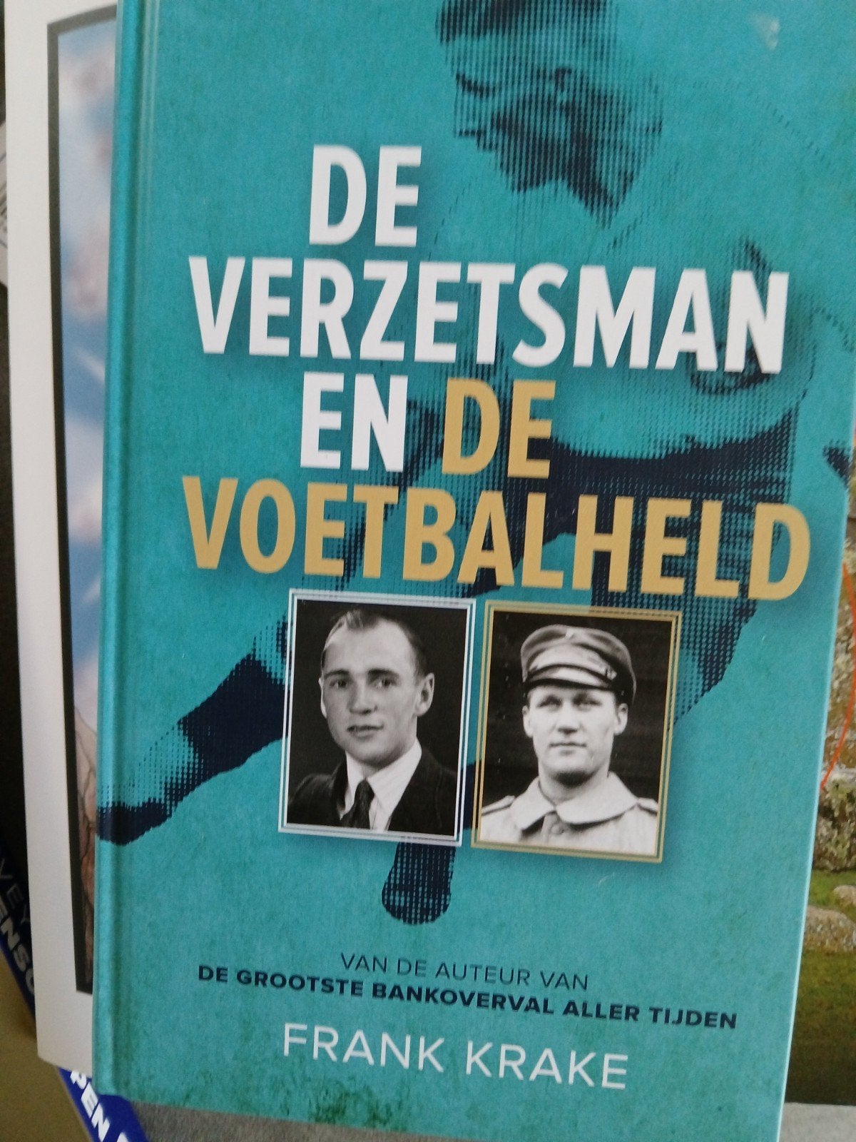 De verzetsman  en de voetbalheld-Frank Krake  gesigneerd, Ophalen of Verzenden, Tweede Wereldoorlog, Gelezen