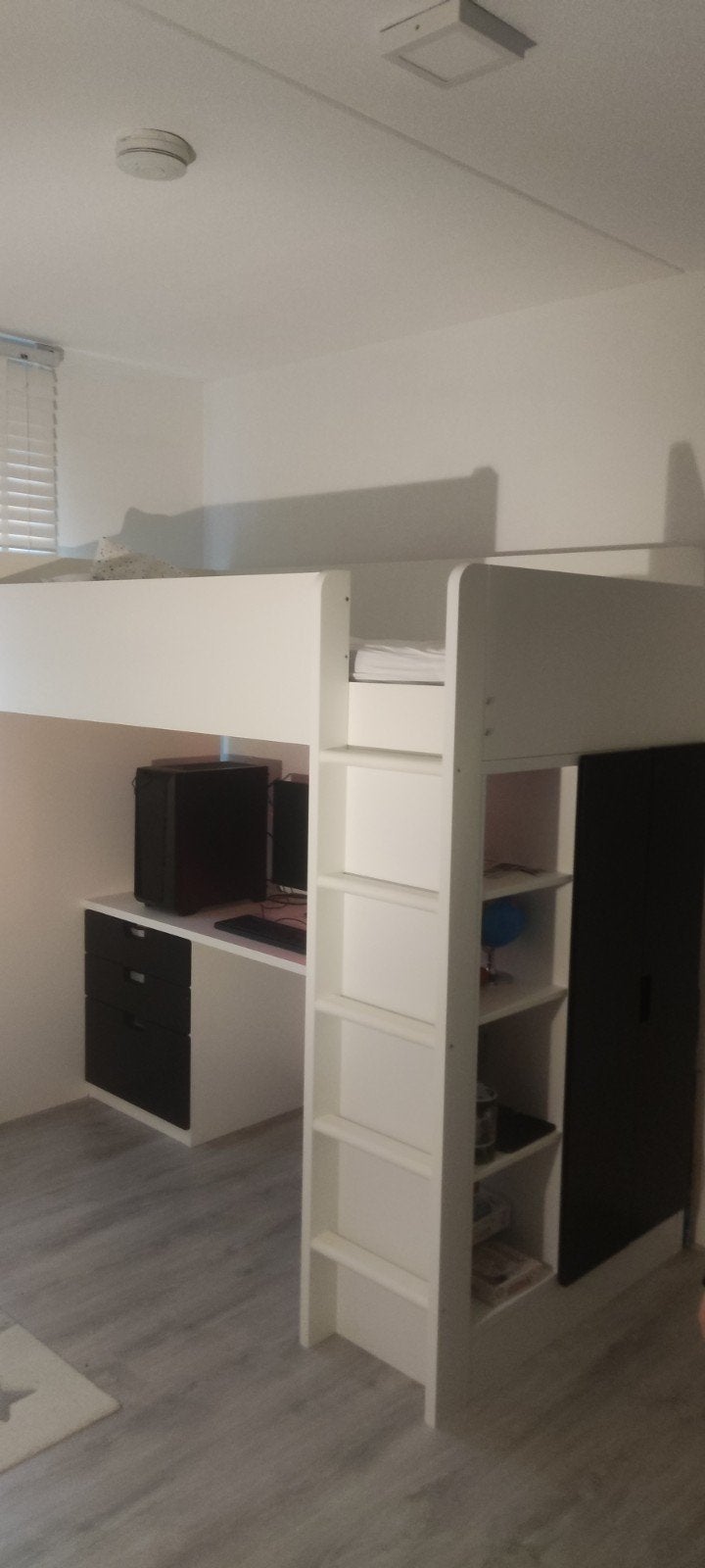 Hoogslaper Ikea kinderbed,bureau en opbergruimte - Wit/Zwart, Ophalen, Eenpersoons, 90 cm, Hoogslaper