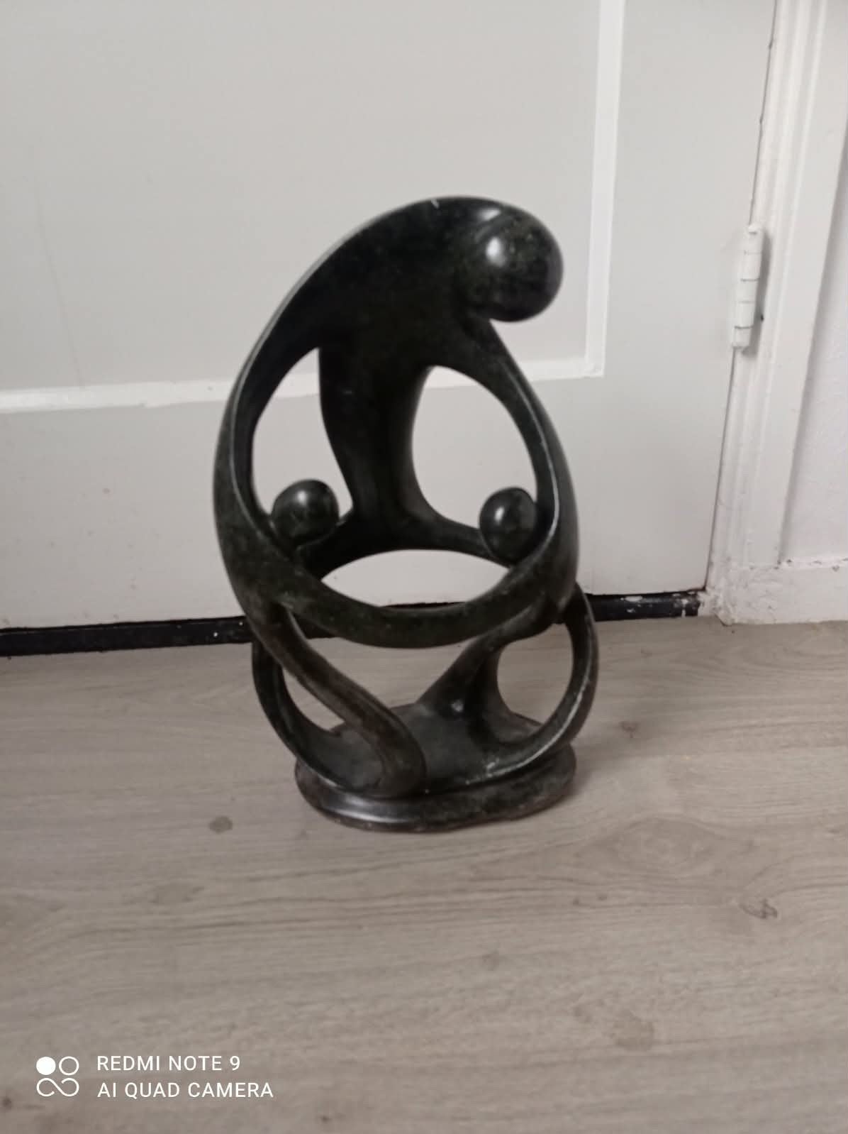 Handgemaakt Serpentijn Beeld - Familie van Drie, Antiek en Kunst, Groep mensen, Ophalen of Verzenden, Handgemaakt, Steen of Keramiek