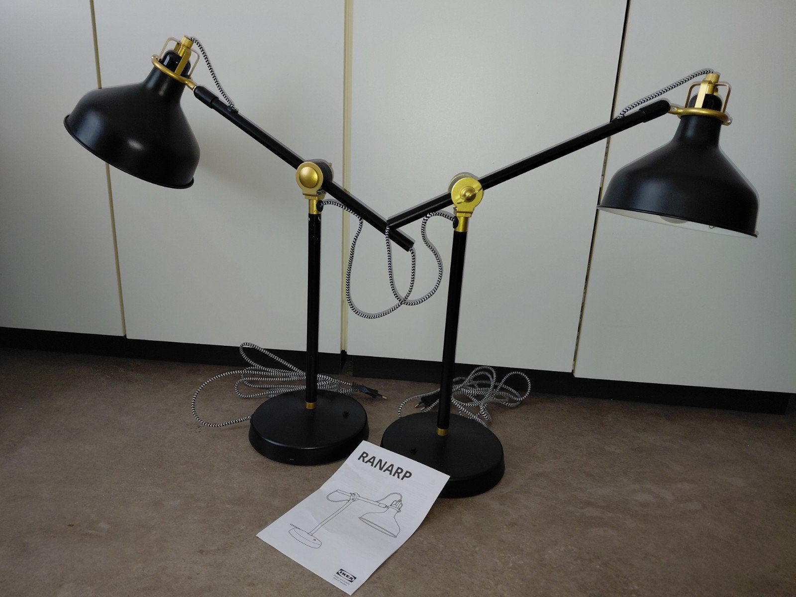 Set van 2 IKEA Ranarp tafellampen, zwart met messing details, Ophalen, Bureaulamp, E14 (klein), Zwart