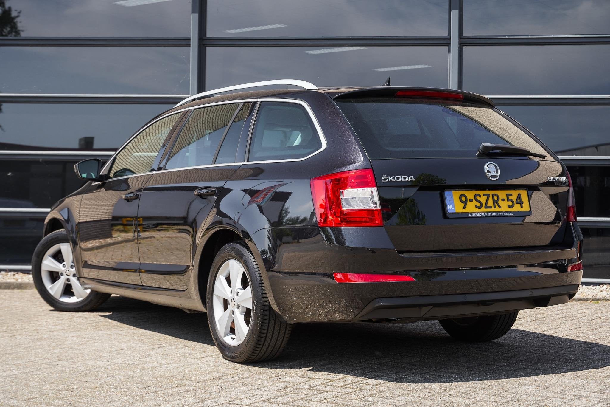 Skoda Octavia Combi 1.2 TSI Elegance Trekhaak|1e eig.|Goed o, Auto's, Euro 5, Gebruikt, 4 cilinders, Zwart