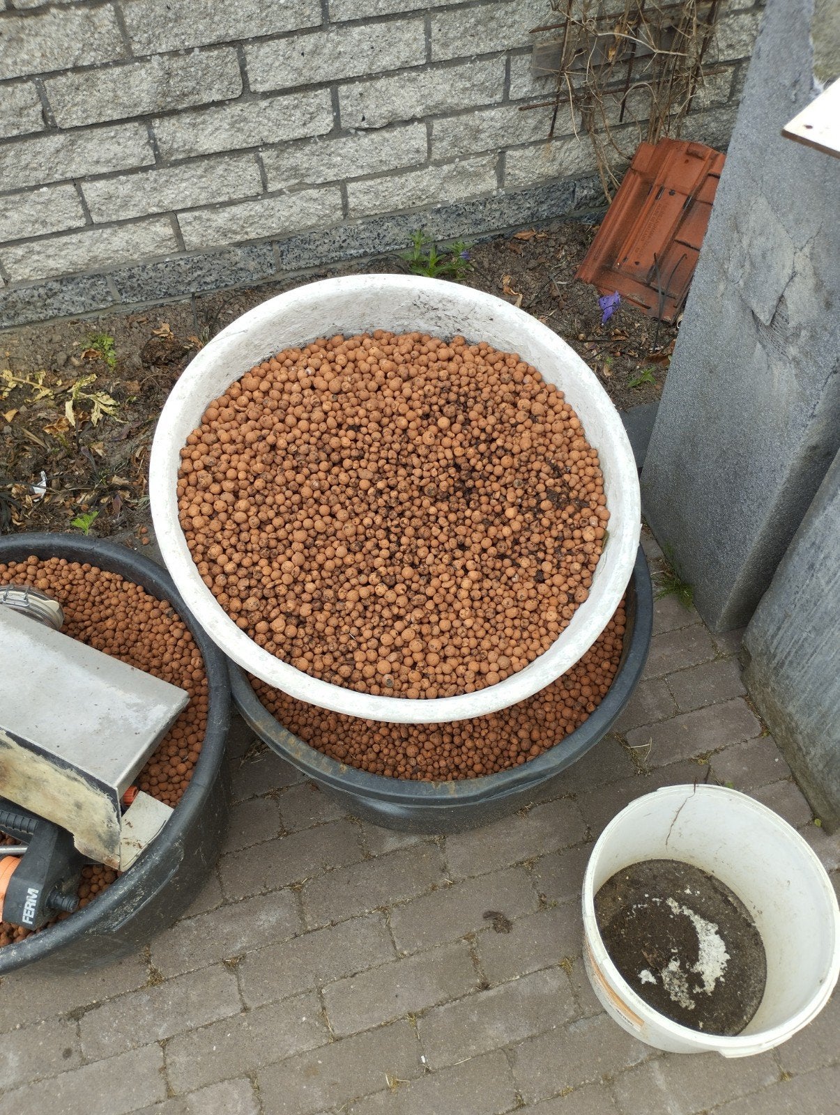 3 grote kuipen met hydrokorrels, kleikorrels., Ophalen, Rond, Kunststof