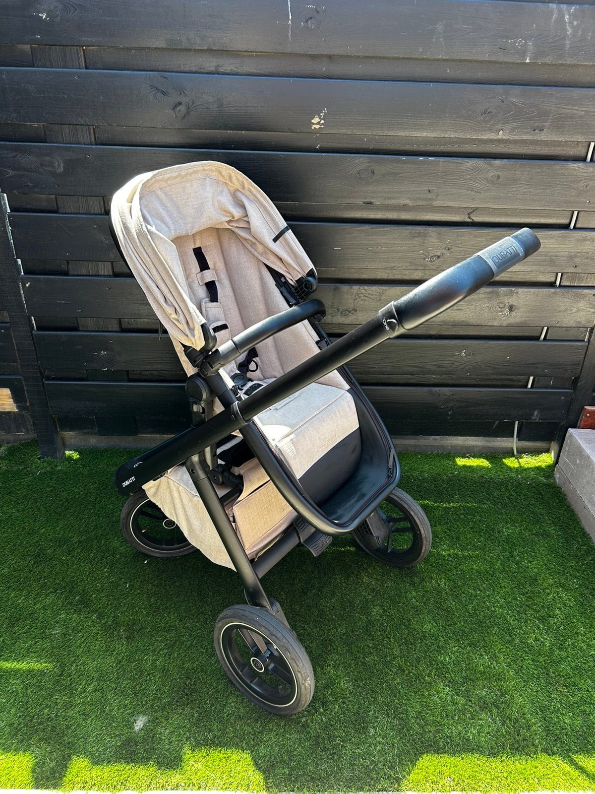 Dubatti one E5 kinderwagen Sand, Kinderen en Baby's, Kinderwagens en Combinaties, Zo goed als nieuw, Overige merken, Verstelbare duwstang