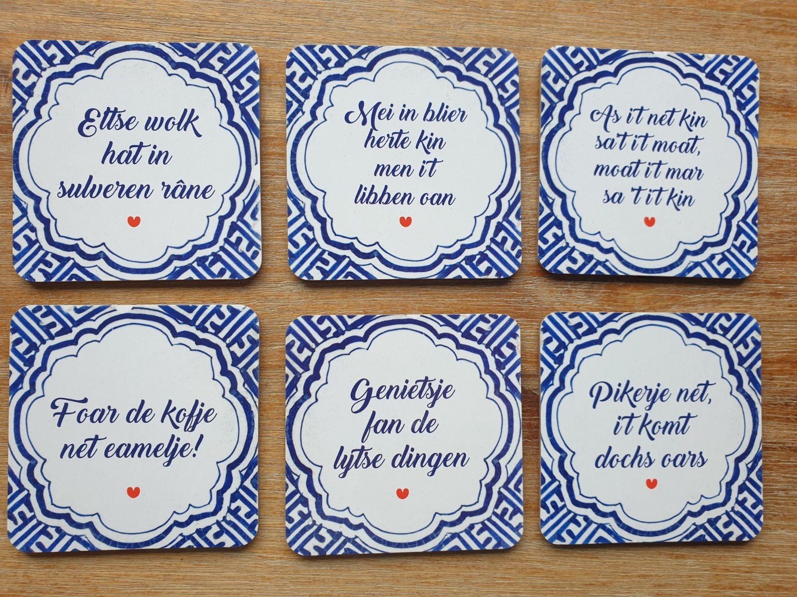 Nieuw in doos! 6x Friese Onderzetters met spreuken €4,50, Kurk, Glasonderzetter, Nieuw, Ophalen of Verzenden