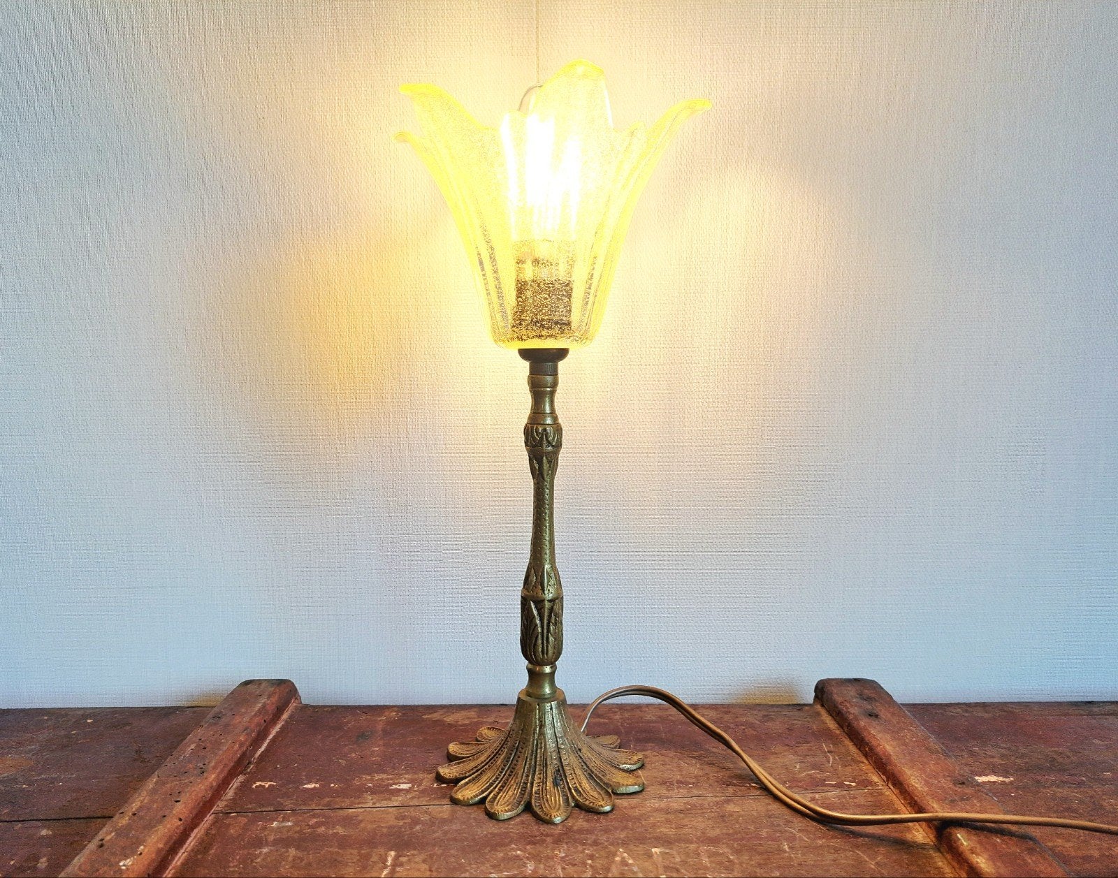 Elegante Art Nouveau Tafellamp met Bloemvormige Kap, Ophalen of Verzenden