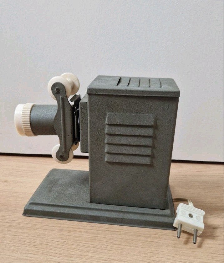 Vintage filmstrookprojector / toverlantaarn met 10 filmpjes, Verzamelen, Ophalen of Verzenden, 1940 tot 1960, Projector