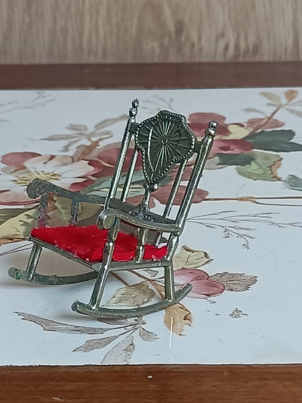 Sierlijk metalen poppenhuis schommel stoeltje 1:12, Ophalen of Verzenden, Gebruikt, Poppenhuis