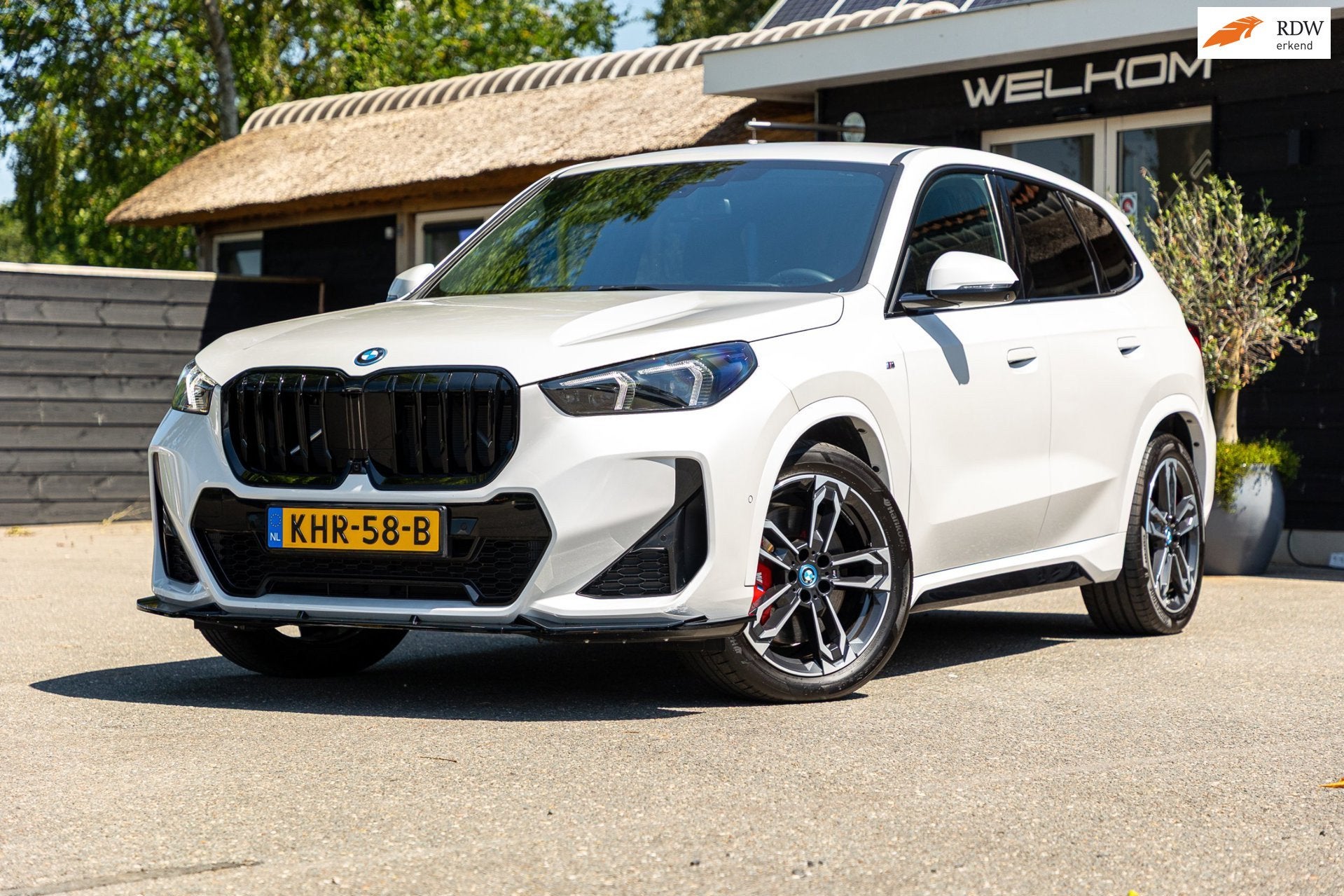 BMW iX1 EDrive 20 M Sport Live Cockpit I Mineralweiss Metall, Auto's, Dealer onderhouden, Gebruikt, Zwart, Wit