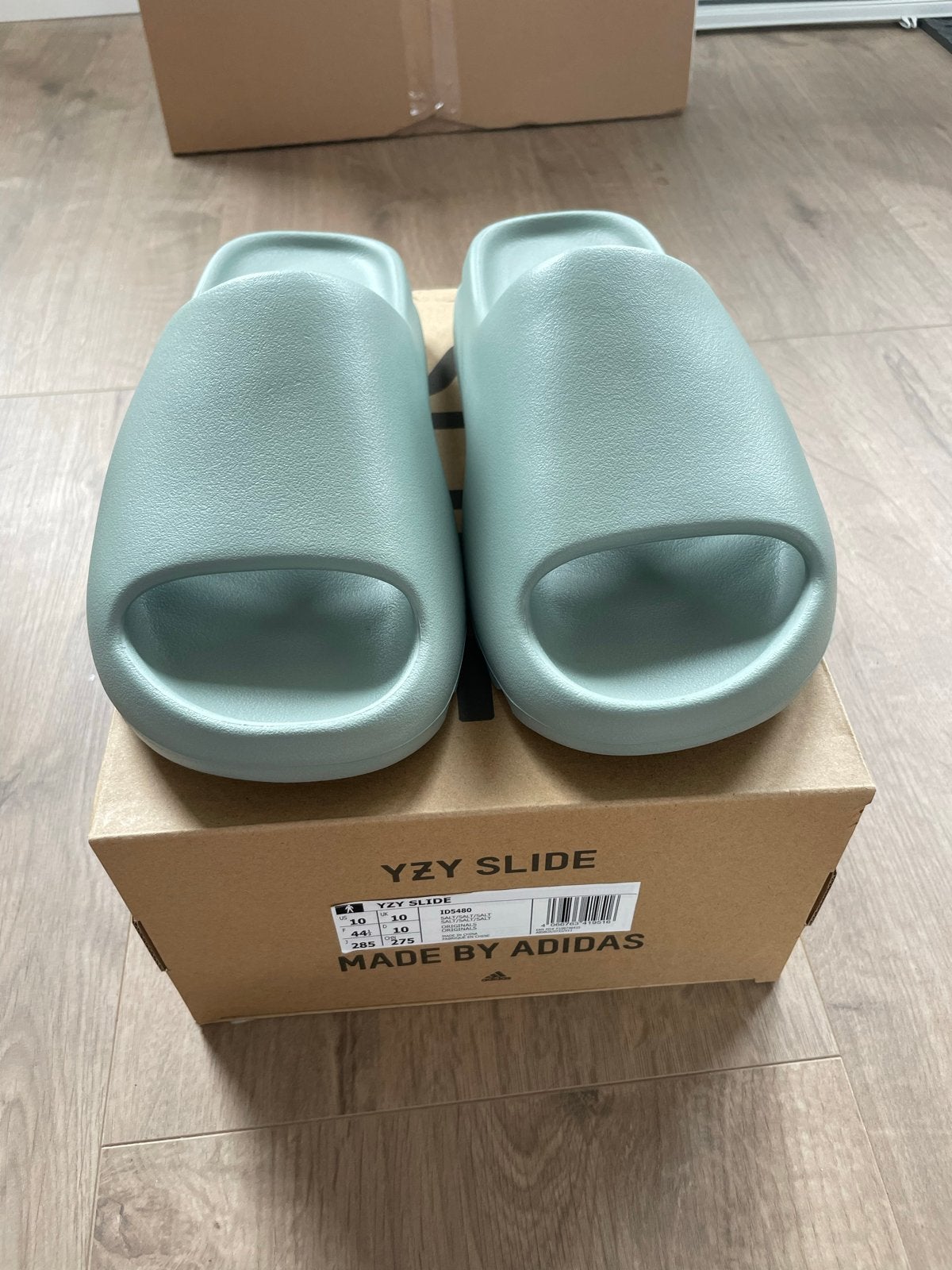Yeezy Slide Salt - Maat 44,5 - Nieuw in doos, Ophalen, Nieuw, Overige kleuren, Slippers