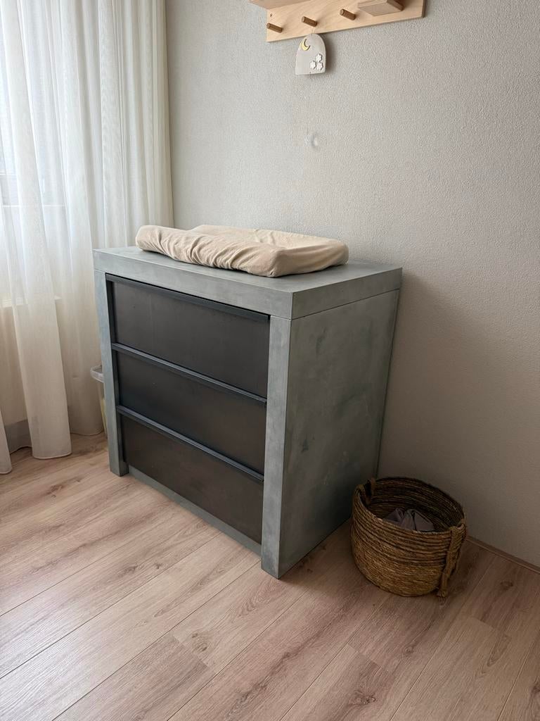 Commode betonlook met 3 lades en ijzeren front, Kinderen en Baby's, Kinderkamer | Commodes en Kasten, Ophalen, Gebruikt, 50 tot 70 cm