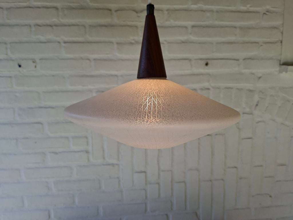 Vintage retro hanglamp Design Mid Century glas jaren 60., 50 tot 75 cm, Ophalen of Verzenden, Glas, Vintage retro jaren 60 Design Mid Century glas teak.