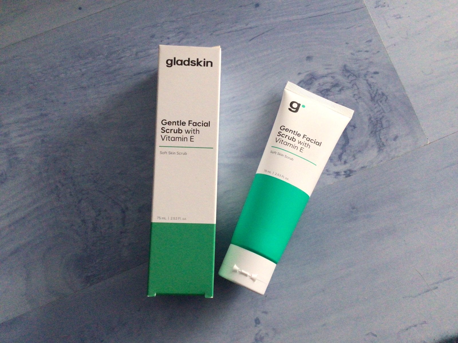 Gladskin Gentle Facial scrub met vitamine E 75 ml, Ophalen of Verzenden, Nieuw, Gehele gezicht, Reiniging