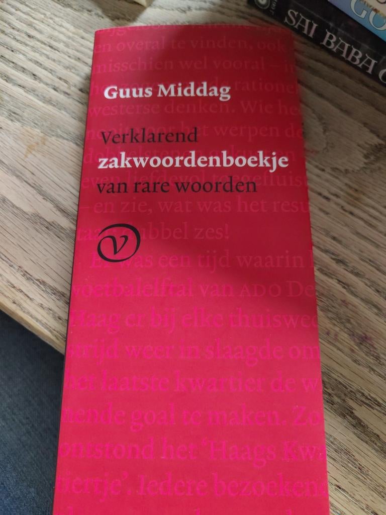 Guus Middag - Verklarend zakwoordenboekje van rare woorden, Boeken, Guus Middag, Nederlands, Ophalen of Verzenden, Zo goed als nieuw