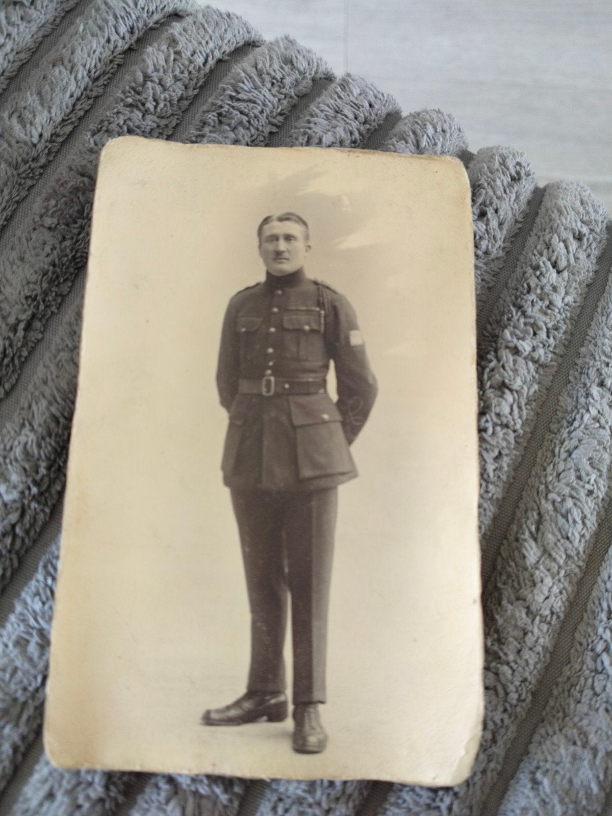 Oude foto van een soldaat in uniform, Gebruikt, Verzenden, Foto, Voor 1940