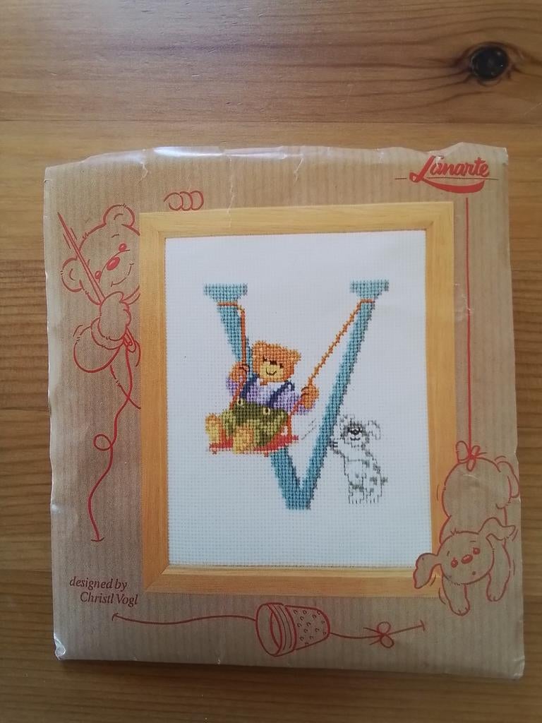 Borduurpakketje van lanarte letter V, Hobby en Vrije tijd, Ophalen of Verzenden, Zo goed als nieuw, Handborduren, Borduurpakket