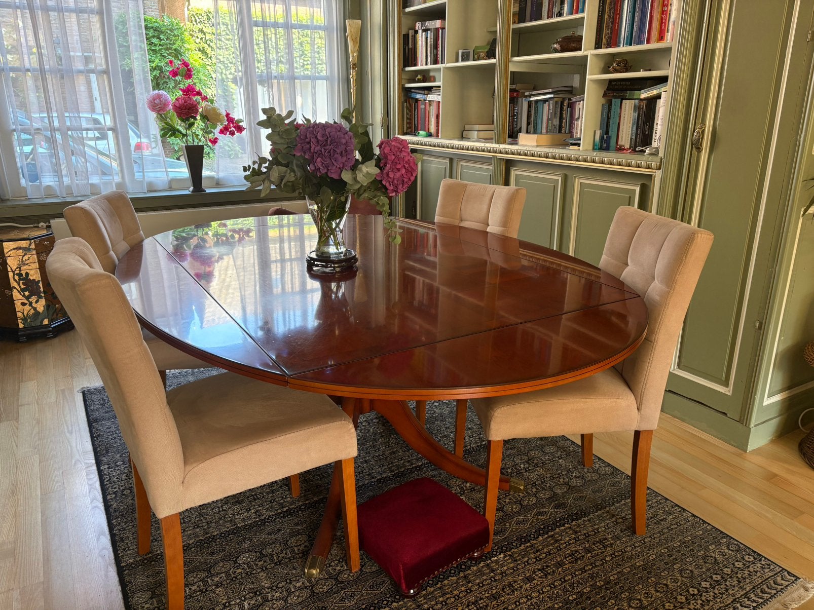 Eetkamer set. Eettafel van taxushout met 4 stoelen, Ophalen, Gebruikt, Klassiek, 4 tot 6 stoelen